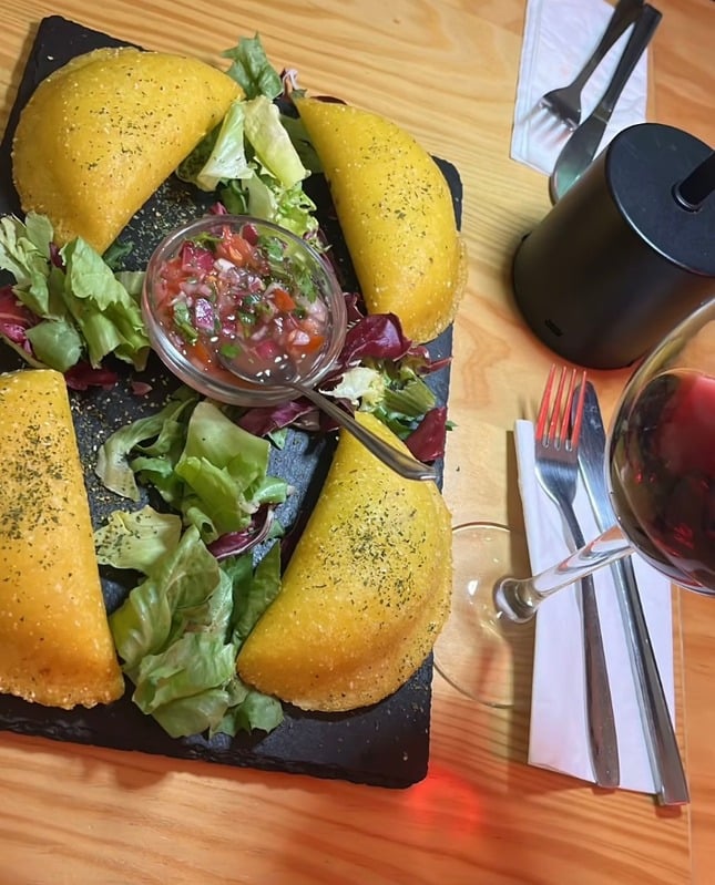 Ensalada fresca servida en La Copeta